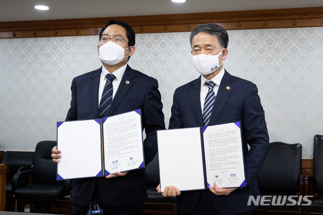 [서울=뉴시스] 김명원 기자 = 박능후(오른쪽) 보건복지부 장관과 최대집 대한의사협회장이 4일 오후 서울 종로구 정부서울청사에서 열린 의·정 협의체 구성 합의서 체결식에서 서명을 마친 뒤 포즈를 취하고 있다. 2020.09.04.  photo@newsis.com