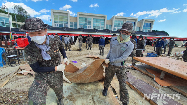 [고성(강원)=뉴시스] 김경목 기자 = 4일 오전 육군 제22보병사단 전승대대 장병들이 제9호 태풍 '마이삭(MAYSAK)'이 할퀸 강원 고성군 가진항 활어센터에서 피해 복구 대민지원 활동에 구슬땀을 흘리고 있다. (사진=율곡부대 제공) 2020.09.04.  photo＠newsis.com