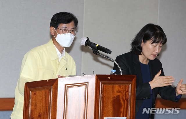 [강릉=뉴시스] 김경목 기자 = 김한근 강릉시장이 5일 오전 강릉시청 2층 대회의실에서 사회적 거리두기 2.5단계 시행을 발표하고 있다. 2020.09.05.&nbsp; photo31@newsis.com