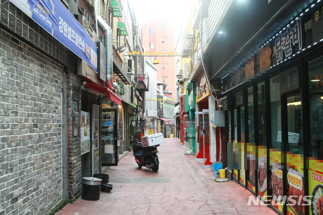 [춘천=뉴시스]장경일 기자 = 9월 첫 주말인 5일 오후 강원 춘천시 명동 닭갈비골목이 점심 시간임에도 코로나19 여파로 한산하다. 2020.09.05.jgi1988@newsis.com