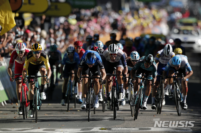  [미요=AP/뉴시스]4일(현지시간) 프랑스 미요에서 전국 도로 사이클 대회 '투르 드 프랑스' 7구간 대회가 열렸다. 2020.9.5.&nbsp; 