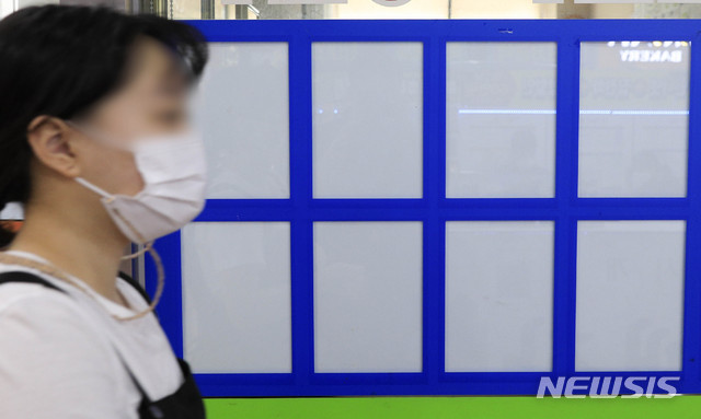 [서울=뉴시스] 박민석 기자 = 5일 KB국민은행 통계에 따르면 지난달 31일 기준 서울 지역 전세수급지수는 189.8을 기록했으며 이는 전주(190.1)보다 소폭 하락한 것이지만 여전히 심각한 공급부족 상태가 지속되고 있음을 나타낸다. 사진은 이날 오후 서울 송파구 부동산 밀집 지역의 부동산업체 게시판이 비어 있는 모습. 2020.09.05.&nbsp; mspark@newsis.com