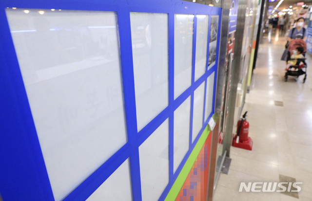 [서울=뉴시스] 서울 송파구 부동산 밀집 지역의 부동산업체 게시판이 비어 있는 모습. 2020.09.05. 