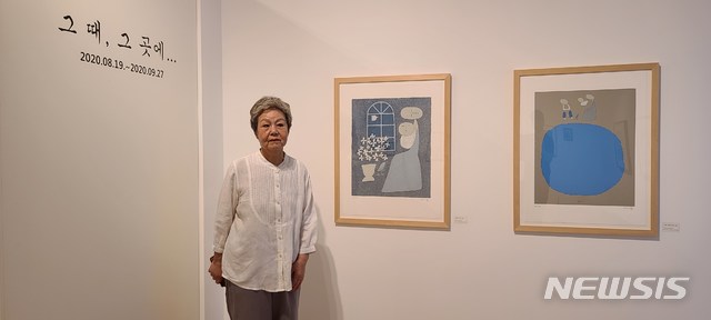 [서울=뉴시스] 박현주 기자= 백영수미술관 김명애 관장이 전시장 앞에서 포즈를 취했다. 2020.9.06. photo@newsis.com 