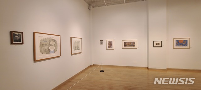 [서울=뉴시스] 백영수미술관 '그 때, 그 곳에... - 신사실파 동인 5인 판화전' 전시 전경. 