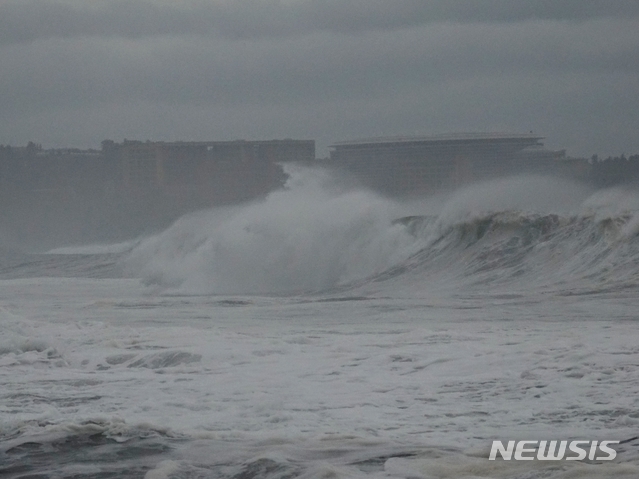 [서귀포=뉴시스] 강경태 기자 = 제10호 태풍 '하이선'이 북상 중인 6일 제주 서귀포시 하예동 해안가에 높은 파도가 밀려오고 있다. 2020.09.06.&nbsp; ktk2807@newsis.com