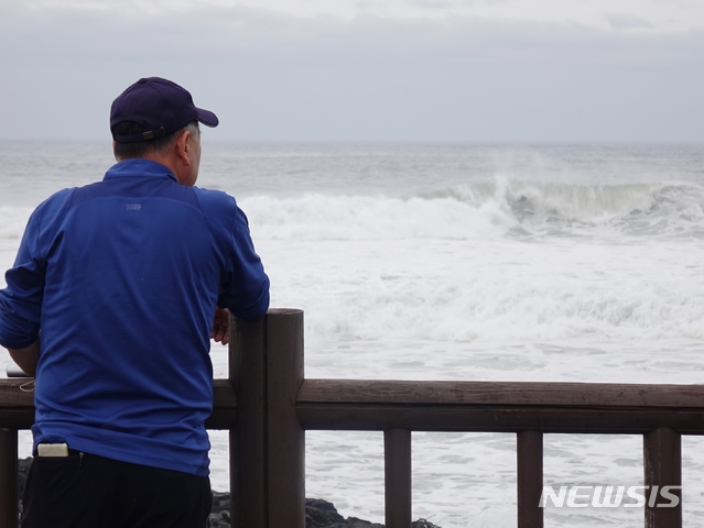 [서귀포=뉴시스] 강경태 기자 = 제10호 태풍 ‘하이선’이 북상 중인 가운데 6일 제주 서귀포시 하예동에서 한 행인이 밀려오는 파도를 구경하고 있다. 2020.09.06.&nbsp; ktk2807@newsis.com