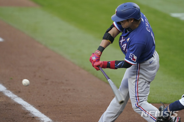  [시애틀=AP/뉴시스]텍사스 레인저스의 추신수가 5일(현지시간) 미 워싱턴주 시애틀의 T모바일 파크 경기장에서 열린 2020 메이저리그(MLB) 시애틀 매리너스와의 경기에 선발 출전해 2회 안타를 치고 있다. 2020.09.06. 