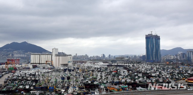 [부산=뉴시스] 하경민 기자 = 부산항 5부두. 2020.09.06. yulnetphoto@newsis.com