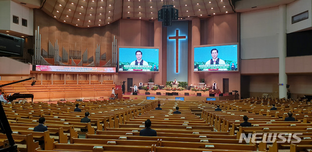 [서울=뉴시스] 홍효식 기자 = 강화된 사회적 거리두기 2단계(2.5단계) 조치가 연장됨에 따라 수도권 지역 교회의 비대면 예배가 유지중인 6일 오전 서울 여의도순복음교회에서 온라인 예배가 진행되고 있다. (사진=여의도순복음교회 제공) 2020.09.06. photo@newsis.com