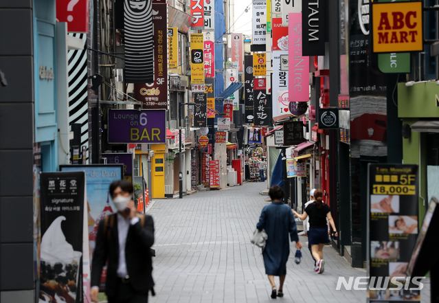 [서울=뉴시스] 이윤청 기자 = 정부가 6일 종료 예정이었던 수도권 사회적 거리두기 2.5단계를 1주일 연장하기로 했다. 6일 서울 명동거리가 한산한 모습을 보이고 있다. 2020.09.06.   radiohead@newsis.com