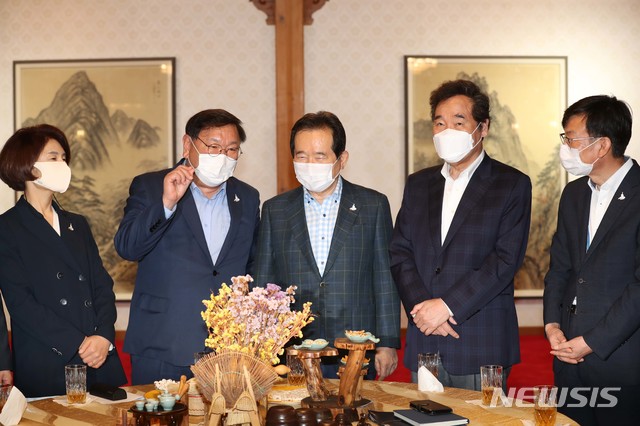 [서울=뉴시스]김병문 기자 = 정세균 국무총리(가운데)가 6일 서울 종로구 총리공관에서 열린 고위당정협의회에서 참석자들과 대화를 나누고 있다. 오른쪽부터 김상조 청와대 정책실장, 이낙연 더불어민주당 대표, 정 총리, 김태년 원내대표, 한정애 정책위의장. 2020.09.06.&nbsp; photo@newsis.com 