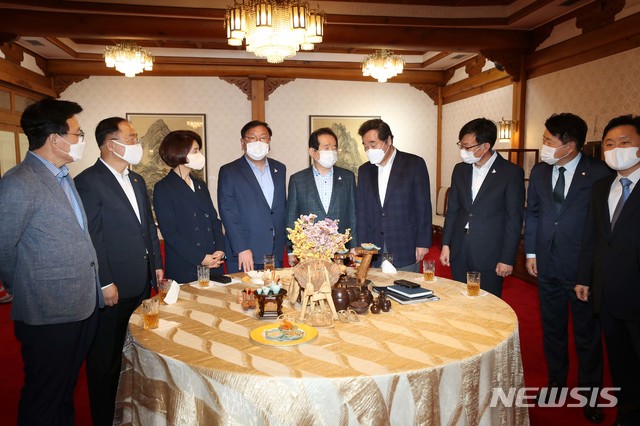 [서울=뉴시스]김병문 기자 = 정세균 국무총리(가운데)가 6일 서울 종로구 총리공관에서 열린 고위당정협의회에서 참석자들과 대화를 나누고 있다. 왼쪽 두 번째부터 홍남기 경제부총리 겸 기획재정부 장관, 한정애 더불어민주당 정책위의장, 김태년 원내대표, 정 총리, 이낙연 대표, 김상조 청와대 정책실장. 2020.09.06.&nbsp; photo@newsis.com 