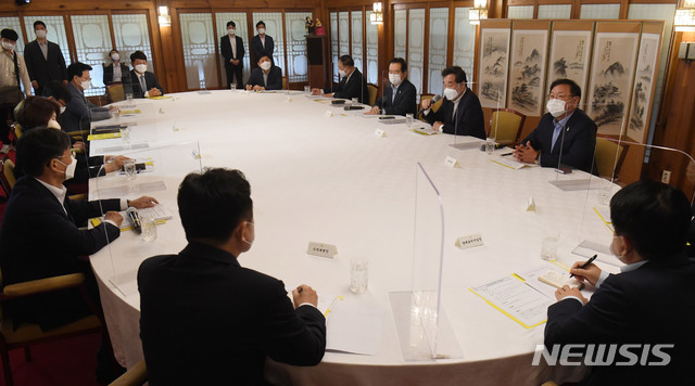 [서울=뉴시스]김병문 기자 = 이낙연 더불어민주당 대표가 6일 서울 삼청동 총리공관에서 열린 고위 당정협의회에서 발언하고 있다. 이날 협의회에서는 코로나19에 따른 2차 재난지원금 지급 등 긴급 민생경제 종합대책에 대해 논의했다. 2020.09.06. photo@newsis.com 