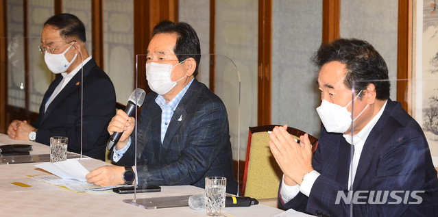 [서울=뉴시스]김병문 기자 = 정세균 국무총리가 6일 서울 삼청동 총리공관에서 열린 고위 당정협의회에서 발언하고 있다. 이날 협의회에서는 코로나19에 따른 2차 재난지원금 지급 등 긴급 민생경제 종합대책에 대해 논의했다. 2020.09.06.&nbsp; photo@newsis.com 