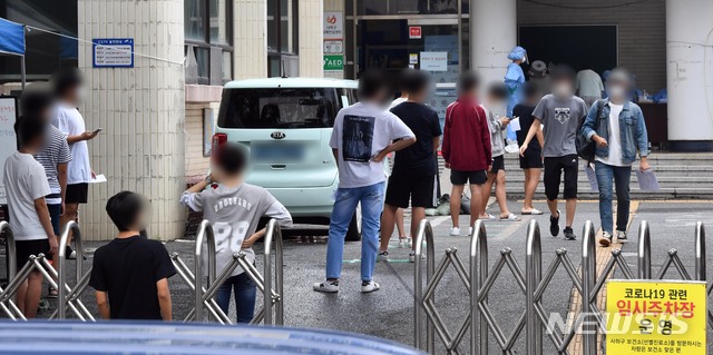 [부산=뉴시스] 하경민 기자 = 부산 사하구 해동고등학교 교직원 1명과 1학년 학생 1명이 잇달아 신종 코로나바이러스 감염증(코로나19) 확진 판정을 받은 가운데 6일 오전 해동고 학생들이 사하구 보건소 선별진료소를 찾아 코로나19 진단검사를 받기 위해 차례를 기다리고 있다. 2020.09.06.&nbsp; yulnetphoto@newsis.com