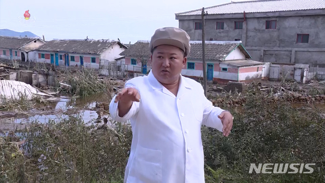 [서울=뉴시스] 김정은 북한 국무위원장이 제9호 태풍 '마이삭'으로 피해를 입은 함경남도 지역을 찾아 대책 마련을 지시하고 현장지도에 나섰다고 지난 6일 조선중앙TV가 보도하고 있다. (사진=조선중앙TV 캡쳐) 2020.09.11&nbsp;&nbsp; photo@newsis.com