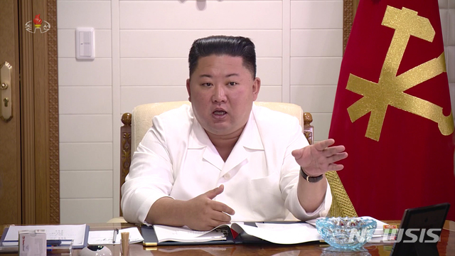 [서울=뉴시스] 김정은 북한 국무위원장이 제9호 태풍 '마이삭'으로 피해를 입은 함경남도 지역을 찾아 정무국 확대회의를 열었다고 6일 조선중앙TV가 보도하고 있다. (사진=조선중앙TV 캡쳐) 2020.09.06.&nbsp; photo@newsis.com