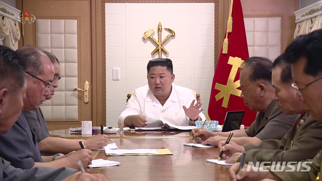 [서울=뉴시스] 김정은 북한 국무위원장이 제9호 태풍 '마이삭'으로 피해를 입은 함경남도 지역을 찾아 정무국 확대회의를 열었다고 6일 조선중앙TV가 보도하고 있다. (사진=조선중앙TV 캡쳐) 2020.09.06.&nbsp; photo@newsis.com