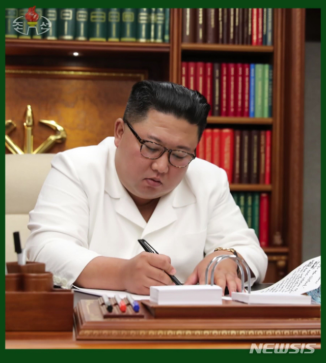 [서울=뉴시스] 김정은 북한 국무위원장이 수도 평양의 전체 당원들에게 공개서한을 보냈다고 6일 조선중앙TV가 보도하고 있다. (사진=조선중앙TV 캡쳐) 2020.09.06.&nbsp; photo@newsis.com