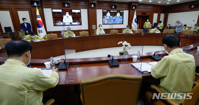 [서울=뉴시스]조수정 기자 = 정세균 국무총리가 6일 오후 서울 종로구 정부서울청사에서 열린 코로나19 대응 중앙재난안전대책본부회의 겸 태풍점검회의에서 모두발언을 하고 있다.&nbsp; 2020.09.06.&nbsp; photo@newsis.com