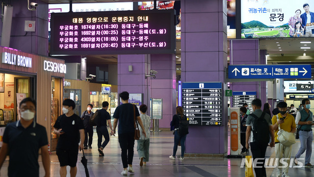 [대구=뉴시스] 이무열 기자 = 제10호 태풍 ‘하이선’의 영향으로 6일 오후 대구 동대구역 대합실 전광판에 동대구역-동해 구간 무궁화호 운행중지를 알리는 안내문이 나오고 있다. 2020.09.06.lmy@newsis.com