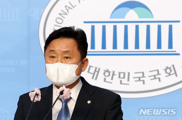 [서울=뉴시스]홍효식 기자 = 최인호 더불어민주당 수석대변인이 6일 오후 서울 여의도 국회 소통관에서 고위당정협의회 결과 브리핑을 하고 있다. 2020.09.06. yesphoto@newsis.com