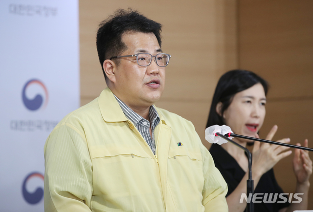 [서울=뉴시스]조수정 기자 = 손영래 중앙사고수습본부 전략기획반장이 6일 오후 서울 종로구 정부서울청사에서 코로나19 대응 온라인 정례브리핑을 하고 있다. 2020.09.06.&nbsp; chocrystal@newsis.com