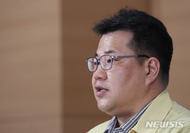 [서울=뉴시스]조수정 기자 = 손영래 중앙사고수습본부 전략기획반장이 6일 오후 서울 종로구 정부서울청사에서 코로나19 대응 온라인 정례브리핑을 하고 있다. 2020.09.06.&nbsp; chocrystal@newsis.com