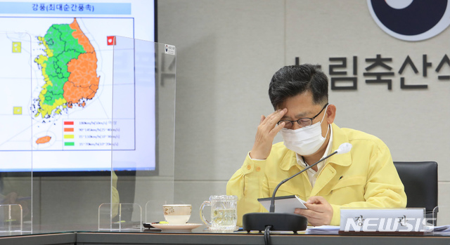 [세종=뉴시스]강종민 기자 = 김현수 농림축산식품부 장관이 6일 오후 정부세종청사 농업재해대책상황실에서 제10호 태풍 ‘하이선’ 북상에 대비한 농업부문 대응상황과 태풍 이후 사후조치 사항에 대한 긴급점검회의를 열고 사전대비 상황을 점검하고 있다. 2020.09.06.(사진=농식품부 제공)&nbsp; photo@newsis.com