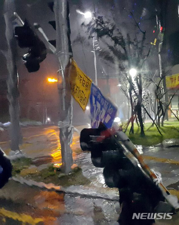 [부산=뉴시스] 태풍경보가 발효된 7일 오전 부산 영도구 동삼동의 한 신호등이 강풍에 떨어져 있다. (사진=부산경찰청 제공). 2020.09.07.&nbsp; photo@newsis.com 