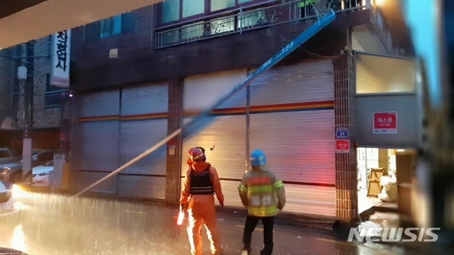 [울산=뉴시스] 박수지 기자 =7일 오전 5시 43분께 울산시 남구 달동 한 건물 간판이 낙하해 소방당국이 긴급조치에 나서고 있다.2020.09.07.(사진=울산소방본부 제공)&nbsp; photo@newsis.com 