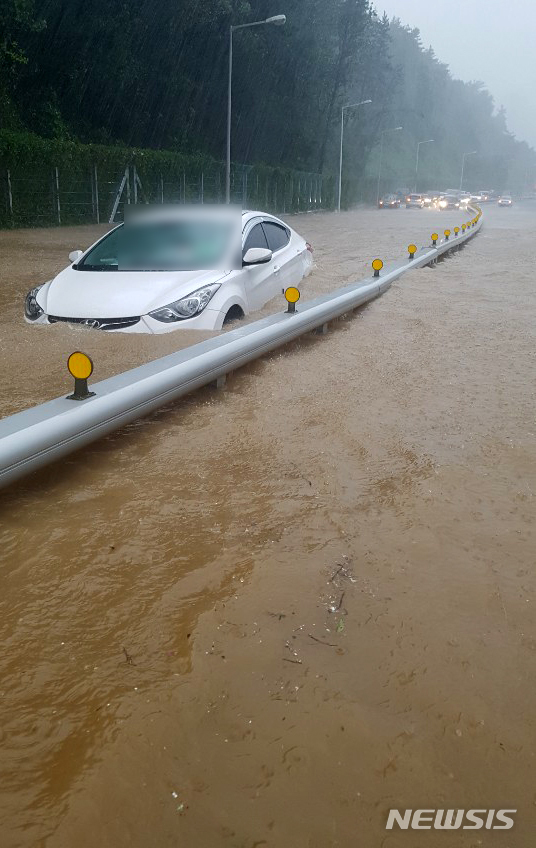 [부산=뉴시스] 태풍경보가 발효된 7일 오전 부산 북구 만덕동 남해고속도로 진출입로가 침수된 가운데 승용차가 빠져 있다. (사진=부산소방재난본부 제공). 2020.09.07.&nbsp; photo@newsis.com