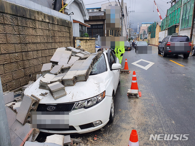 [부산=뉴시스] 태풍경보가 발효된 7일 오전 부산 영도구의 한 건물 벽면이 강풍에 무너지면서 아래에 주차된 차량 2대가 파손됐다. (사진=부산경찰청 제공). 2020.09.07.  photo@newsis.com