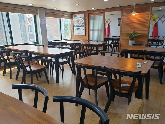 좌식테이블에서 입식테이블로 교체한 달성의 한 음식점