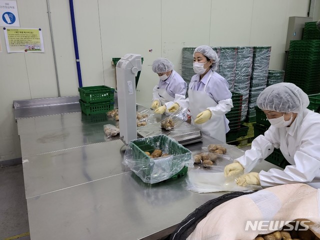 [수원=뉴시스] 초등 돌봄교실 이용 아이들 학교급식에 친환경 우수 농축산물 식재료 공급.(사진=경기도 제공)