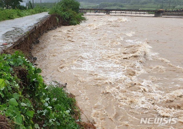 [포항=뉴시스] 강진구 기자 = 2020년 9월7일 오전 제10호 태풍 ‘하이선’이 경북 포항 지역을 통과하면서 강풍과 국지성 호우로 인해 크고 작은 피해가 발생했다.사진은 폭우로 불어난 강물에 쓸려 나간 포항시 기북면 소하천 제방.(사진=포항시 제공) 2024.03.07.
