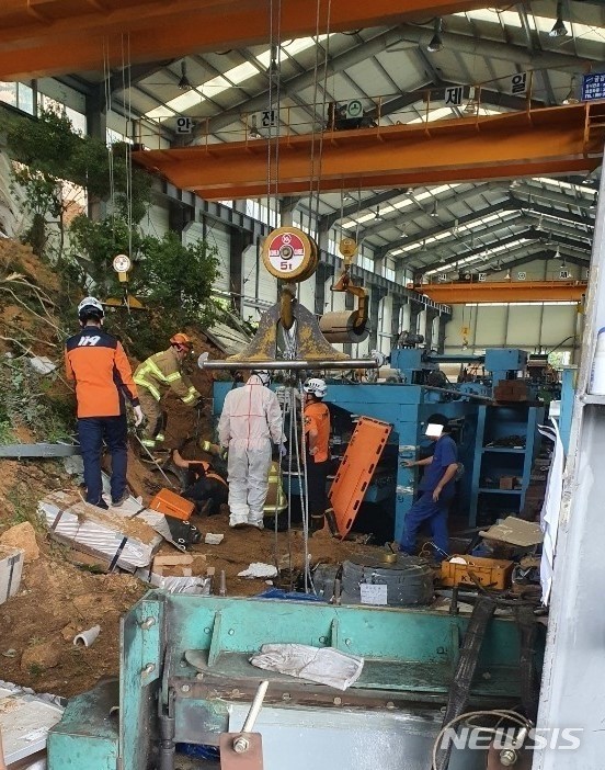 [김해=뉴시스] 김상우기자= 7일 오후 2시11분 경남 김해시 상동면 대감리의 공장 뒷벽으로 태풍 '하이선' 폭우로 인한 산사태가 쏟아져 들어왔다. (사진=독자제공) 2020.09.07. woo@newsis.com 