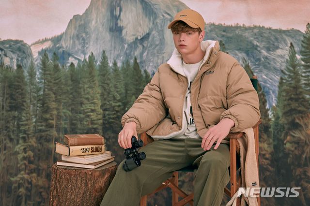 [서울=뉴시스]이랜드월드 '후아유'의 '리버서블 보아 숏 푸퍼' 