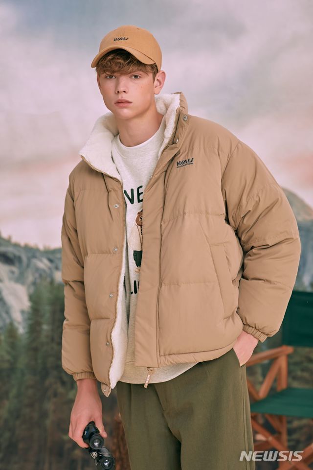 [서울=뉴시스]이랜드월드 '후아유'의 '리버서블 보아 숏 푸퍼' 