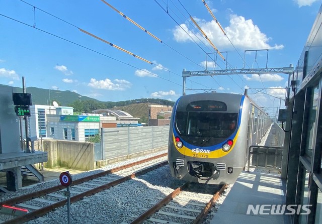 4일 수인선 개통을 앞두고 시운행 열차가 어천역으로 들어오고 있다