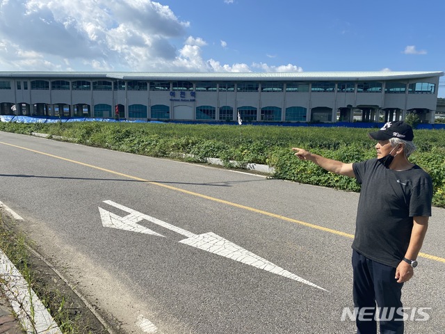 이광재 어천1리 이장이 어천역을 가리키며 추억에 젖었다.