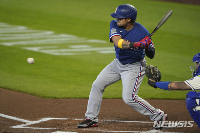 [시애틀=AP/뉴시스]텍사스 레인저스 추신수가 6일(현지시간) 미 워싱턴주 시애틀의 T모바일 파크 경기장에서 열린 2020 메이저리그(MLB) 시애틀 매리너스와의 경기에 선발 출전해 1회 타석에서 투구를 바라보고 있다. 전날 시즌 5호 홈런포를 가동했던 추신수는 이날 2타수 2볼넷을 기록했고 텍사스는 3-4로 패했다. 2020.09.07.