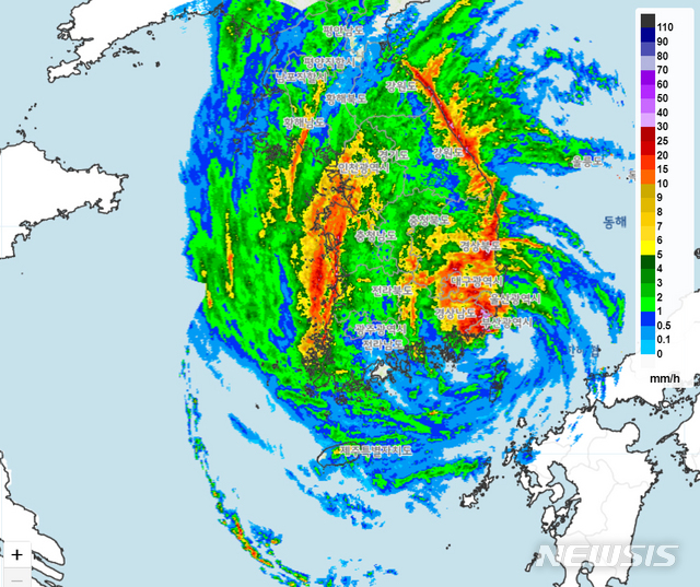 [서울=뉴시스]제10호 태풍 하이선이 7일 오전 6시 기준 부산 남쪽 약 120km 부근 해상에서 시속 41km로 북진중이다. 하이선의 북상으로 전국이 태풍의 영향권에 들 전망이다. (사진=기상청 홈페이지 캡쳐) 2020.09.07. photo@newsis.com