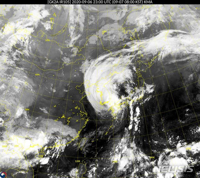 [서울=뉴시스]제10호 태풍 하이선이 7일 오전 6시 기준 부산 남쪽 약 120km 부근 해상에서 시속 41km로 북진중이다. 하이선의 북상으로 전국이 태풍의 영향권에 들 전망이다. 사진은 천리안2A호 적외영상으로 본 하이선 진로 현황. (사진=국가기상위성센터 캡쳐) 2020.09.07. photo@newsis.com