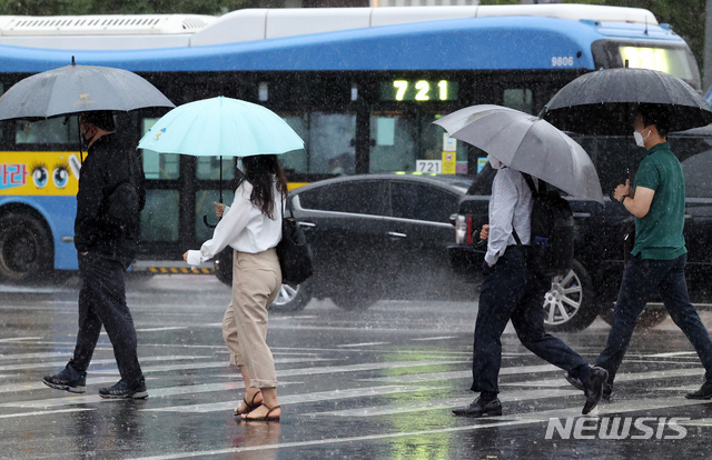 [서울=뉴시스] 고승민 기자 = 태풍 '하이선'의 영향으로 전국이 흐리고 비가 내린 지난 7일 서울 광화문 사거리에서 우산을 쓴 시민들이 출근하고 있다. 2020.09.07.kkssmm99@newsis.com