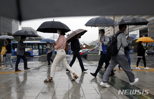 [서울=뉴시스] 고승민 기자 = 태풍 '하이선'의 영향으로 전국이 흐리고 비가 내린 지난 7일 서울 광화문 사거리에서 우산을 쓴 시민들이 출근하고 있다. 2020.09.07.kkssmm99@newsis.com