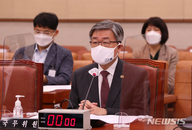 [서울=뉴시스]홍효식 기자 = 이재갑 고용노동부 장관이 7일 국회 법제사법위원회에 출석해 의원 질의에 답변하고 있다. 2020.09.07.&nbsp; photo@newsis.com 