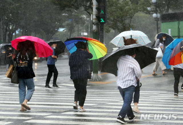 인천, 새벽 사이 시간당 20㎜ 폭우…"천둥·번개·강풍"