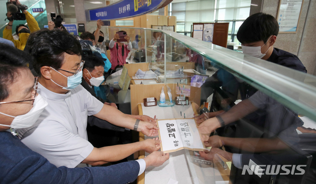 [광주=뉴시스] 신대희 기자 = 5·18기념재단과 5·18 유족회·부상자회·구속부상자회가 7일 광주지검에 5·18 당시 육군 제1항공여단장이었던 송진원 씨를 위증죄로 고발하고 있다. 송 씨는 지난해 11월 11일 전두환 씨의 사자 명예훼손 재판에 증인으로 출석, 광주를 다녀간 적이 없다고 밝혔지만 군 기록에 방문 기록이 남겨져 있다. 2020.09.07. sdhdream@newsis.com